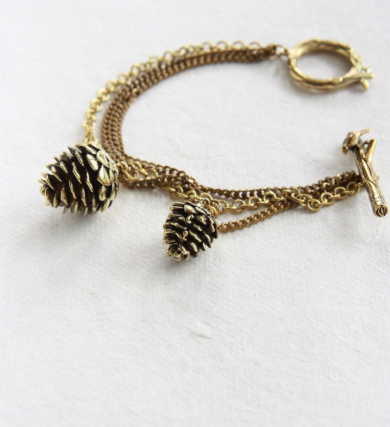 Golden Pine cone with brass chains Bracelet - Woodland Toggle clasp - Bracelets - Other Metals Gold