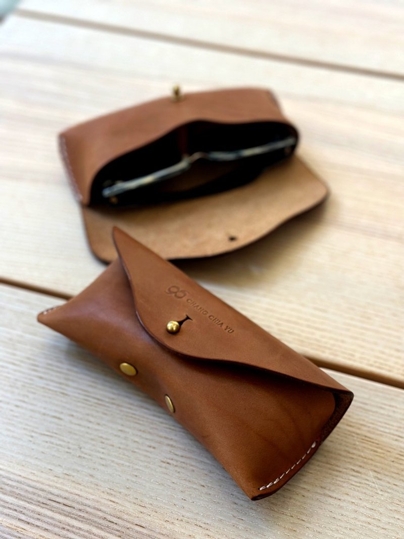 [YuYu] Supermodel Zhang Jiayu’s own brand-handmade vegetable-tanned cowhide glasses case (Bronze buckle) - กล่องแว่น - หนังแท้ 