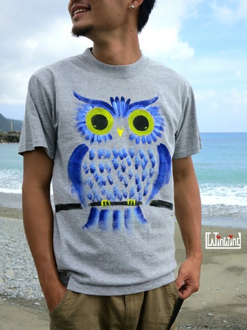 Owl big Winwing hand-painted clothes - เสื้อยืดผู้หญิง - ผ้าฝ้าย/ผ้าลินิน หลากหลายสี