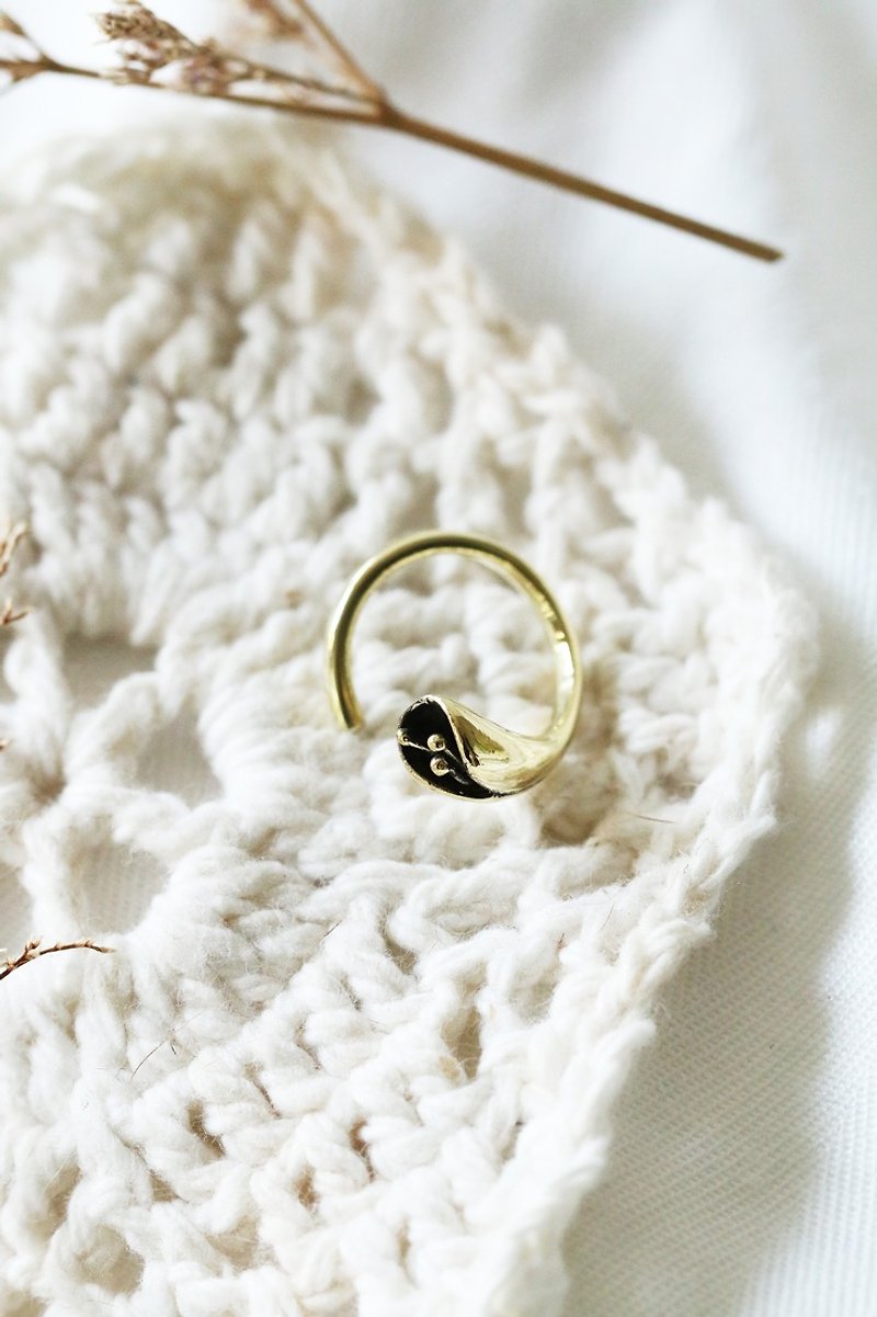 Flower ring by linen. - General Rings - Other Metals 