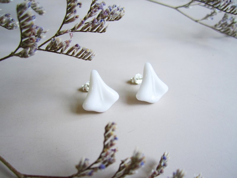 〆 antique wood earrings _ white gardenia petals - Earrings & Clip-ons - Glass White
