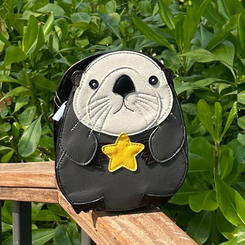 Stars and Sea Otters cross-body bag/animal bag in childlike shape - Cool Village - กระเป๋าแมสเซนเจอร์ - หนังเทียม สีดำ