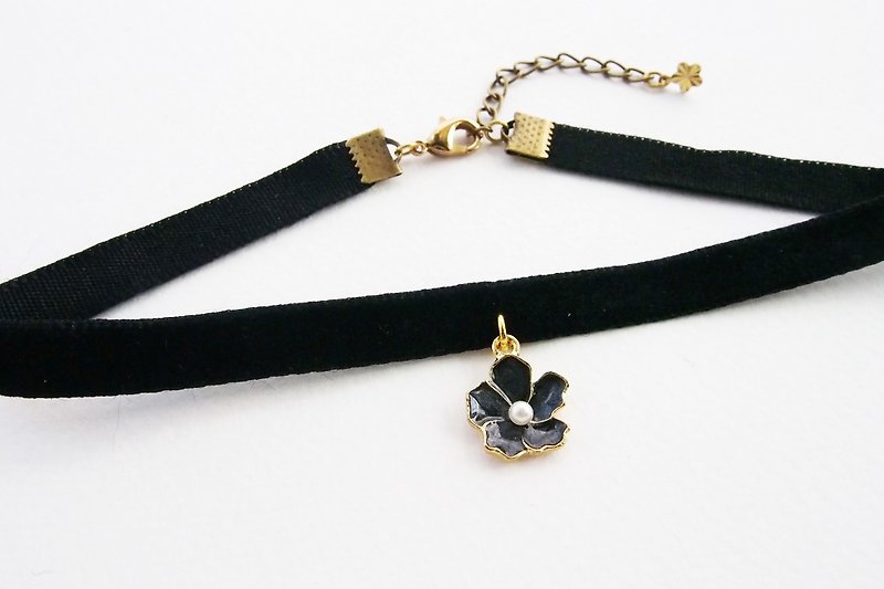 Black velvet choker / necklace with black flower. - Necklaces - Other Materials Black