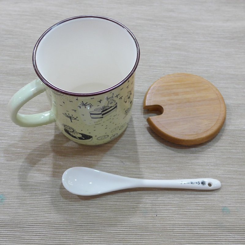 “Smile“ ceramic mug with bamboo lid and ceramic spoon - แก้วมัค/แก้วกาแฟ - เครื่องลายคราม ขาว