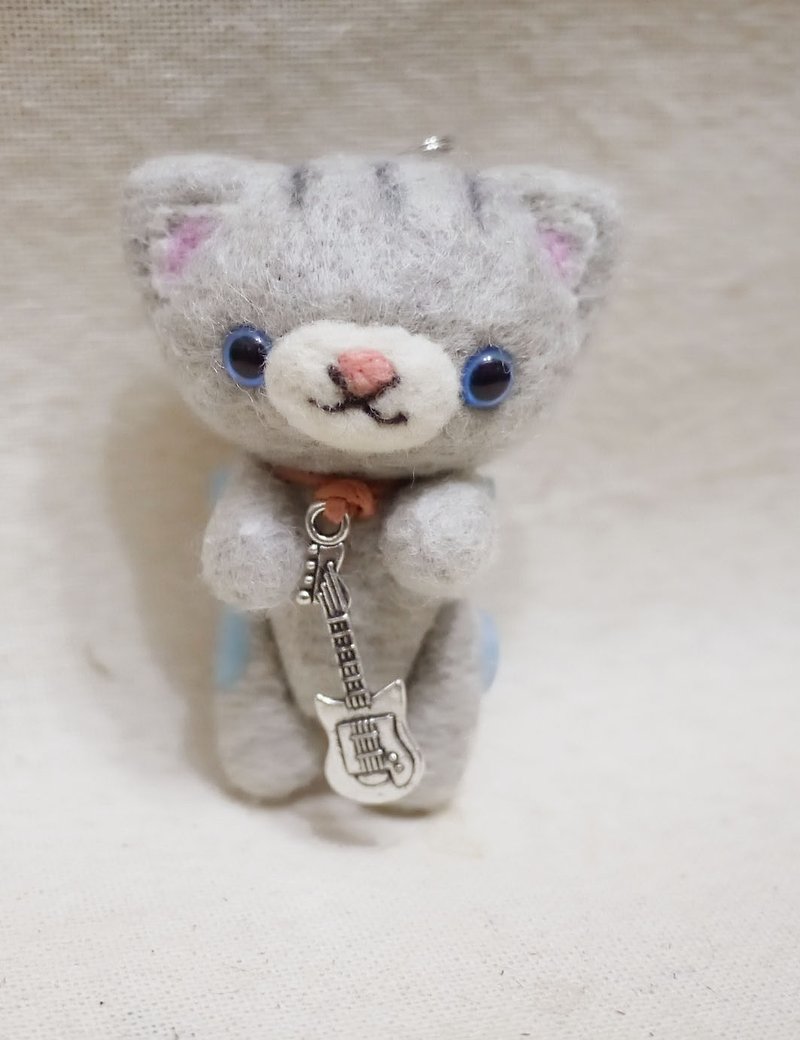 羊毛氈 貓咪吉他手 可訂做 可以自己配色唷 可當 包包吊飾+ 鑰匙圈+ 項鍊 ３種功能都有唷 - 鑰匙圈/鎖匙扣 - 羊毛 灰色