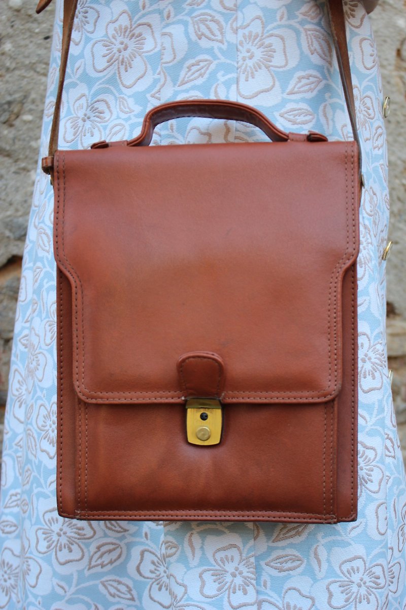 F1830 [Argentina made in standard] (Vintage) shoulder slung brown leather bag (with key) - กระเป๋าแมสเซนเจอร์ - หนังแท้ สีนำ้ตาล
