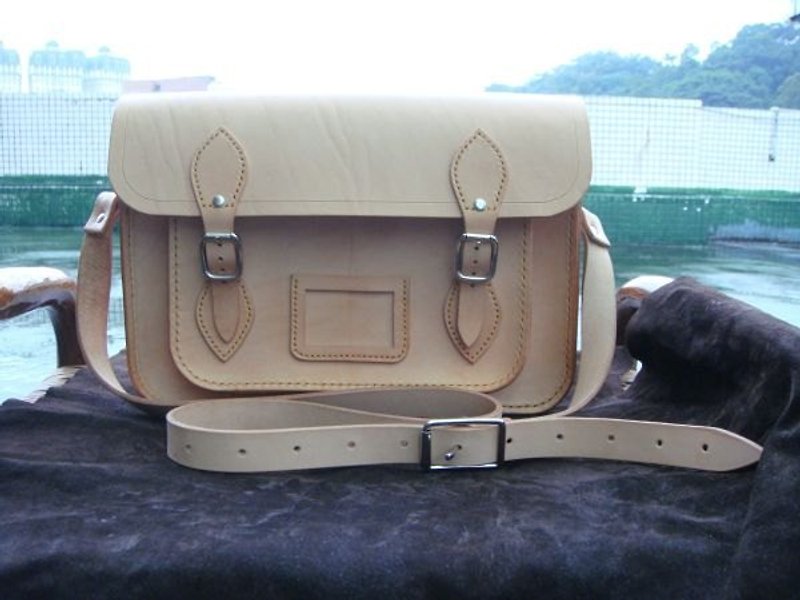 [ISSIS] Fully hand-stitched original color vegetable tanned cowhide vintage college style Cambridge Satchel bag - อื่นๆ - หนังแท้ 