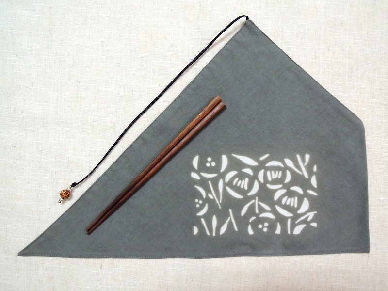 [Mu Mu grass and wood dyed] olive leaf plant dyed dark gray and green triangle chopstick set (nordic style flowers) - ตะเกียบ - ผ้าฝ้าย/ผ้าลินิน สีเทา