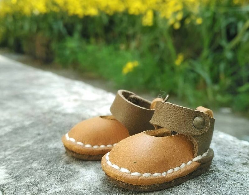 Render leather mini shoes charm - ที่ห้อยกุญแจ - หนังแท้ สีนำ้ตาล