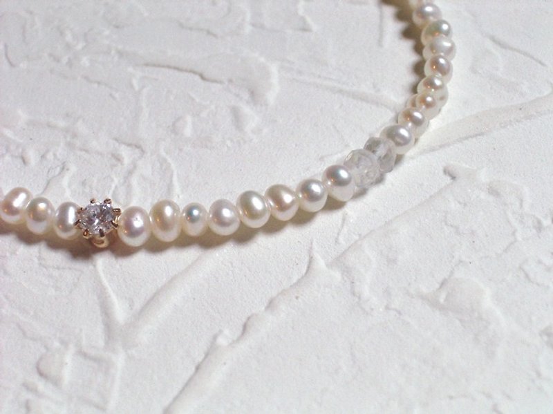 Elegant small pearl natural zircon bracelet - สร้อยข้อมือ - วัสดุอื่นๆ ขาว