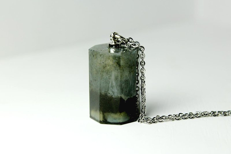Yan Qi Drugstore ▷ ▷ resin necklace / everything will flow / vol. 1 - Necklaces - Plastic Gray