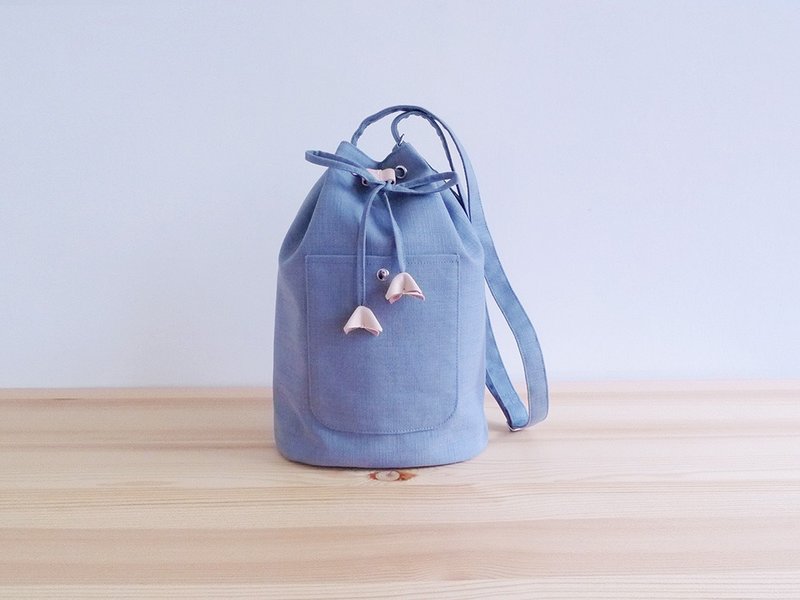 Water gray blue cotton embellished with leather embellished mouth bucket shoulder bag - กระเป๋าแมสเซนเจอร์ - ผ้าฝ้าย/ผ้าลินิน สีน้ำเงิน