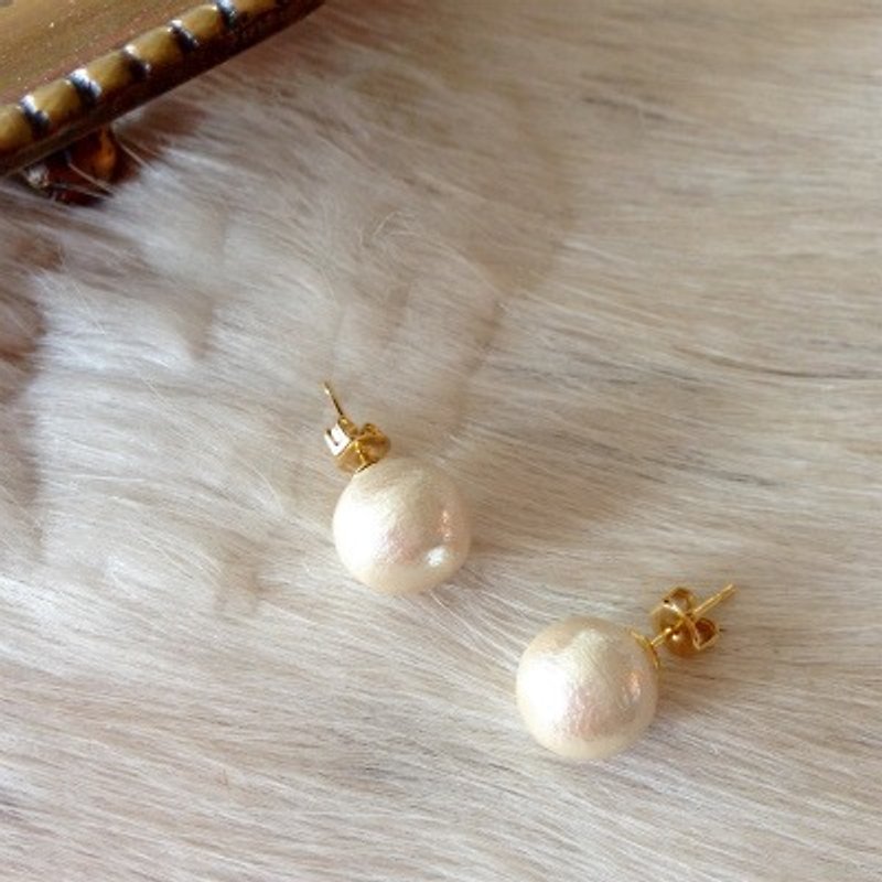 Cotton pearl ribbon pierce - 耳環/耳夾 - 棉．麻 白色