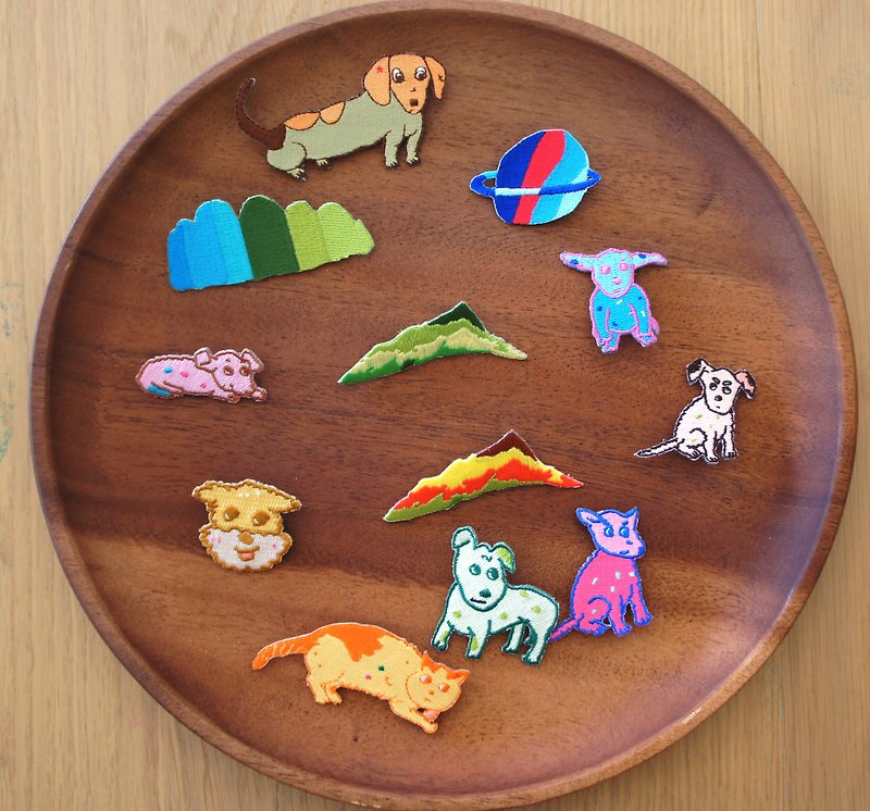 A full yinke mountain cats and dogs planet ✹ embroidery brooch / patch - Brooches - Other Materials Multicolor