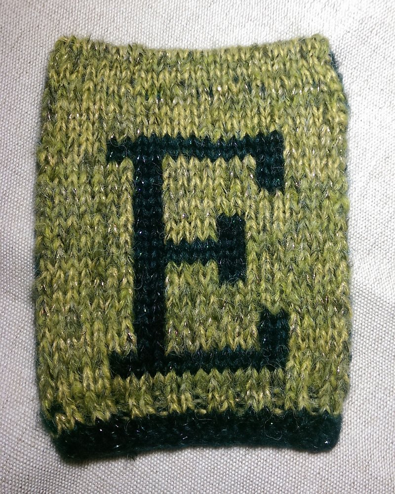 Lan woolen thread 26-letter four-corner flag-dark green E on mustard yellow background - ของวางตกแต่ง - วัสดุอื่นๆ สีเหลือง