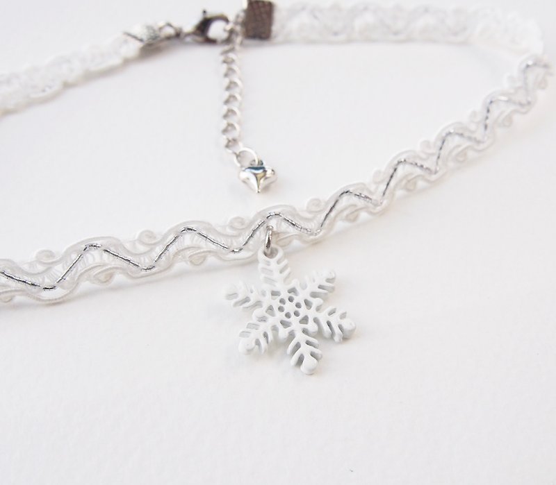 White lace choker / necklace with snowflake charm. - Necklaces - Other Materials White