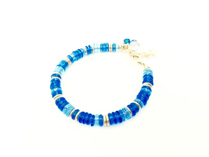 「綜合藍扁珠民族風 x 金色小吊飾」 - 手鍊/手環 - 其他材質 藍色