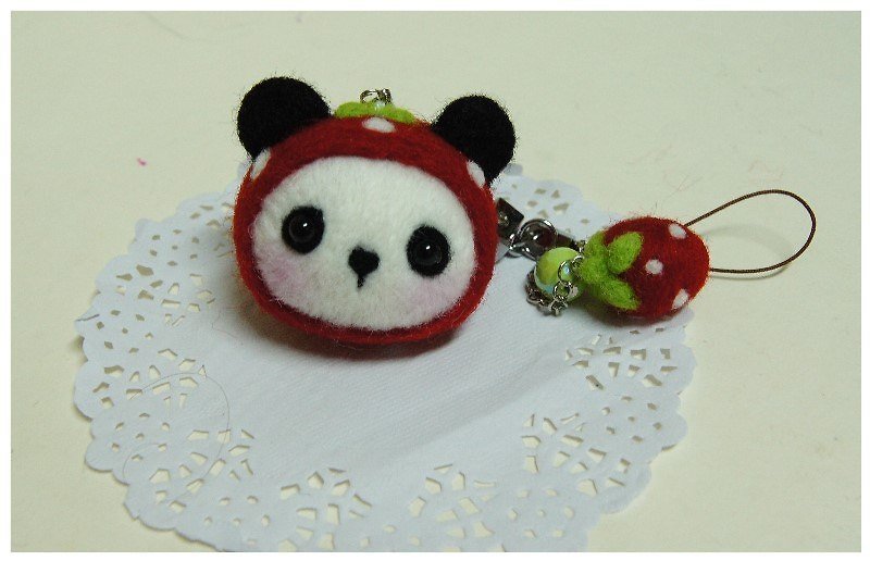 [Sheep music more X wool felt] Strawberry panda bear Yuanzi mobile phone strap earphone plug - ที่ห้อยกุญแจ - ขนแกะ สีแดง