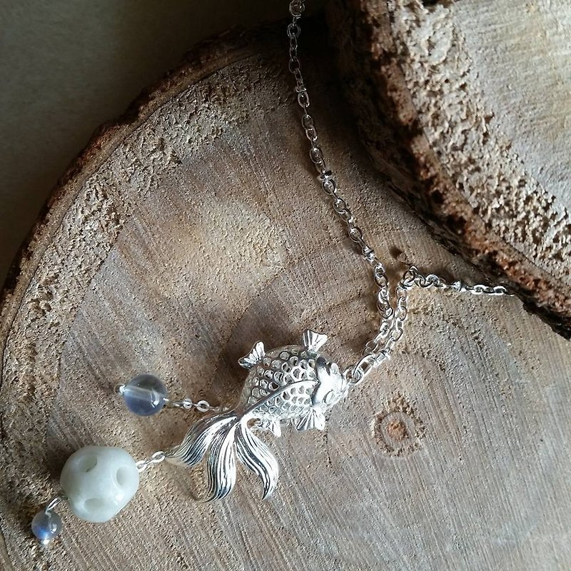 Goldfish with white and blue Stone necklace labradorite - Necklaces - Gemstone White