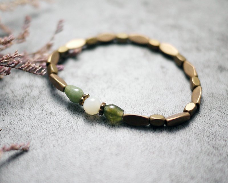 Natural stone bracelet - green field. Forest (White Shell / Colorful Jade / Brass / Gift / Women / Accessories) - สร้อยข้อมือ - เครื่องเพชรพลอย สีเขียว