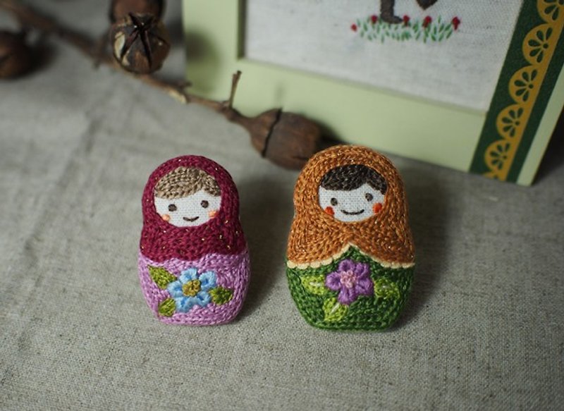 【Muleism】A corner of perspective-handmade embroidered Russian doll brooch/brooch - เข็มกลัด - งานปัก 