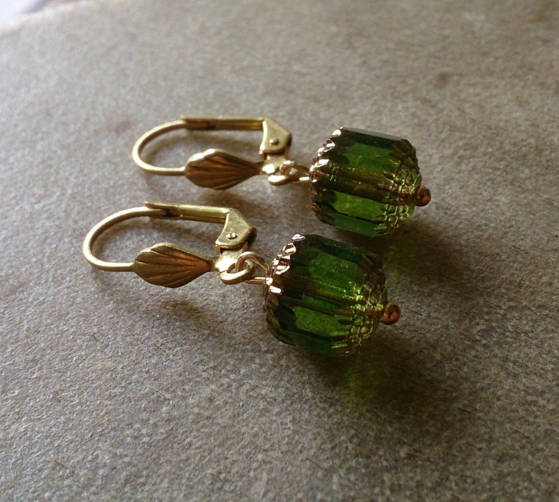 Prague Series - olive green Czech glass crystal earrings (large) - ต่างหู - เครื่องเพชรพลอย สีเขียว