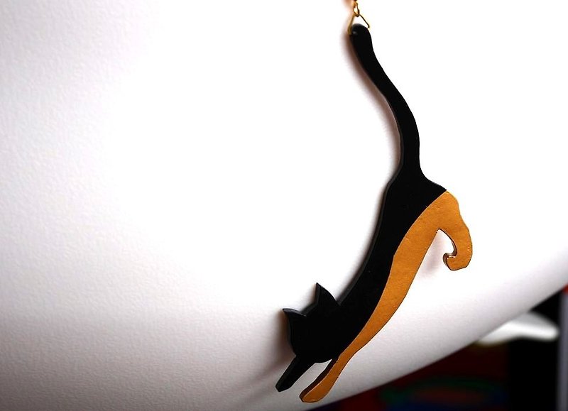 Cat Black × Gold earrings - ต่างหู - พลาสติก สีดำ