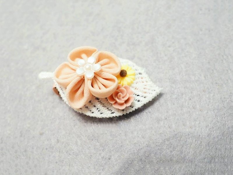 Handmade Pink fabric flower with leaf accessory (clip/ band/ corsage) - เครื่องประดับผม - วัสดุอื่นๆ สึชมพู
