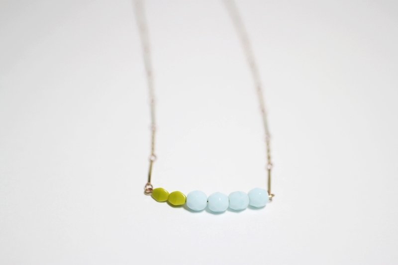 Valentine's Day gift grass and blue sky blue and grass green natural stone necklace / short-chain / clavicle chain - สร้อยคอทรง Collar - วัสดุอื่นๆ สีน้ำเงิน