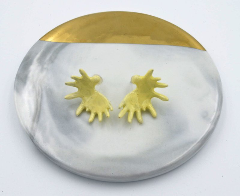 TIMBEE LO mustard yellow reindeer horn earrings - ต่างหู - โลหะ สีเหลือง