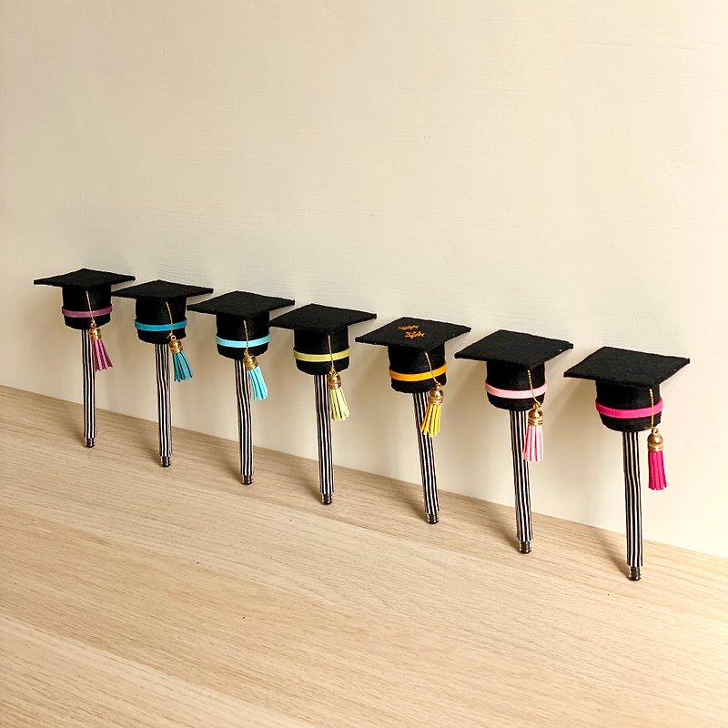 畢業學士帽 ‧ 造型筆 ‧ 專屬祝福客製繡字畢業禮物 - 原子筆 - 其他材質 黑色
