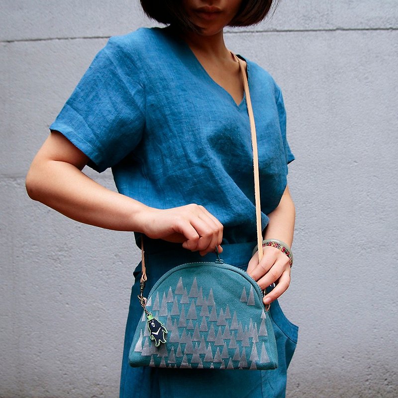 Mushroom Mogu Canvas Bag / Shoulder Bag / Cosmetic Bag / Black Bear - กระเป๋าเครื่องสำอาง - ผ้าฝ้าย/ผ้าลินิน สีเขียว