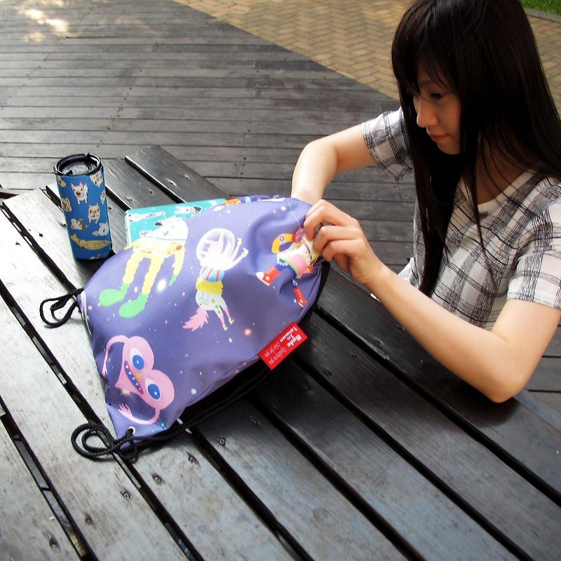 BLR 手工印製 一天一怪獸 宇宙聯名款 雙面圖案 束口袋 後背包 - 水桶袋/索繩袋 - 聚酯纖維 紫色