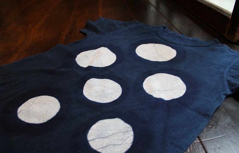 Indigo T-shirt  circle M - เสื้อยืดผู้หญิง - ผ้าฝ้าย/ผ้าลินิน สีน้ำเงิน