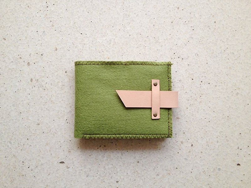 Olive green cloth woven cloth embellished with cowhide leather short clip - กระเป๋าสตางค์ - เส้นใยสังเคราะห์ สีเขียว