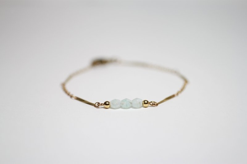 Misty Blue Ice simple geometric modeling natural stone brass bracelet - สร้อยข้อมือ - วัสดุอื่นๆ สีน้ำเงิน