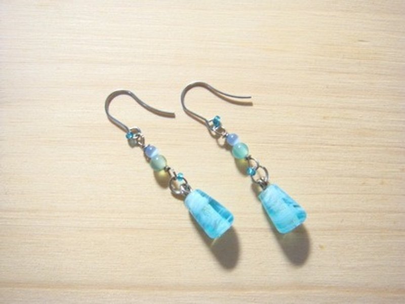 柚子林琉璃 - 琉璃耳環 - 淺水藍混色 - 長水滴狀 - 可改夾式 - 耳環/耳夾 - 玻璃 藍色