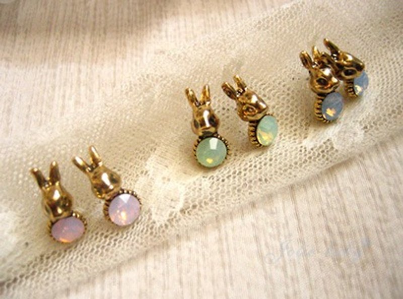 Mini vintage gold rabbit earrings with round diamonds - ต่างหู - โลหะ หลากหลายสี