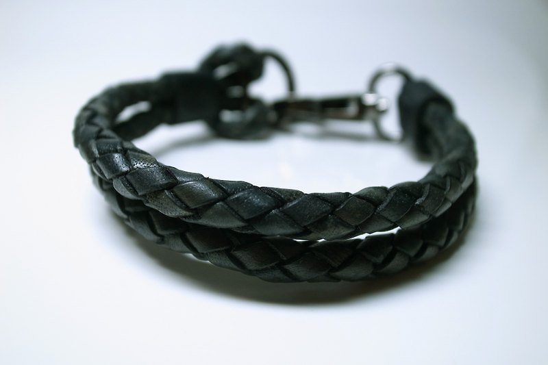 Carbon black irregular hand dyed plant 鞣 six strands of leather rope personality buckle ring bracelet New York hand made leather goods - สร้อยข้อมือ - หนังแท้ สีดำ