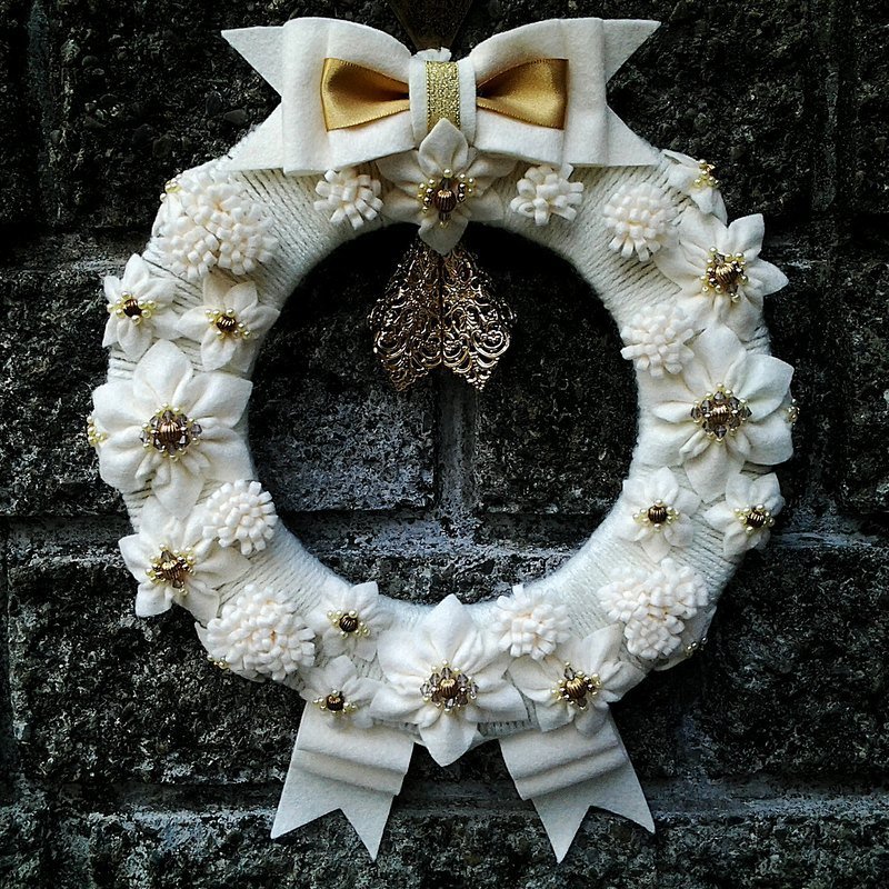 Muse  X'mas聖誕節白色水晶華麗獎章手工花圈 - Wall Décor - Other Materials White