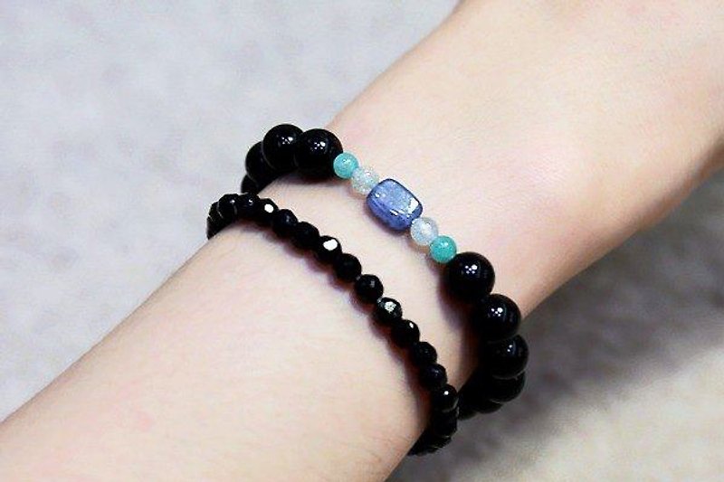 [Ofelia.] Natural stone series - Natural kyanite x Black tourmaline x Seawater Sapphire x Tianhe stone bracelet [J62-Leona] - สร้อยข้อมือ - เครื่องเพชรพลอย สีดำ