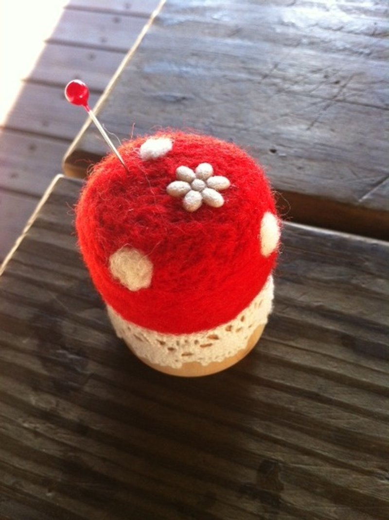 Wool felt wooden seat pin plug (red apple color) - Other - Wool Red