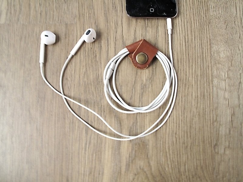 iPhone earphone cable storage xEarPhone full handmade leather buckle to take a sound and enjoy music (light brown) - เคส/ซองมือถือ - หนังแท้ สีนำ้ตาล