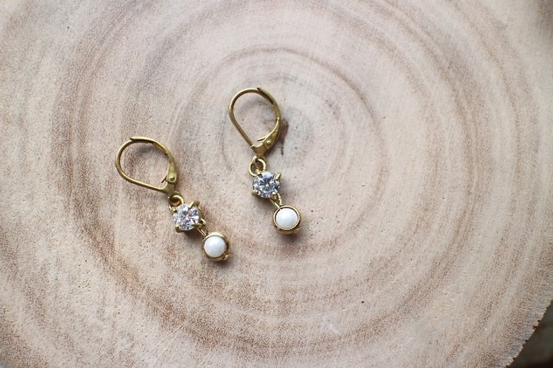 Shell / Brass handmade earrings - Earrings & Clip-ons - Other Metals 