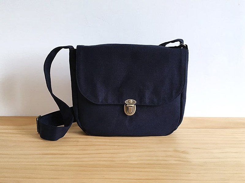 Handmade dark blue cotton canvas small cross-body school bag - กระเป๋าแมสเซนเจอร์ - ผ้าฝ้าย/ผ้าลินิน สีน้ำเงิน