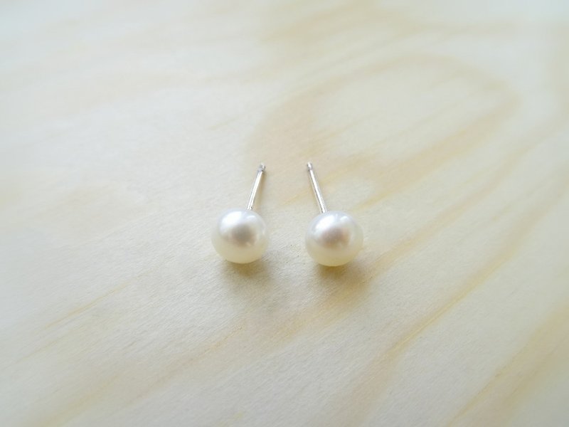貼耳耳針 6mm ◆ 小圓麵包型淡水珍珠純銀貼耳耳環 White Button Pearls - 耳環/耳夾 - 寶石 白色