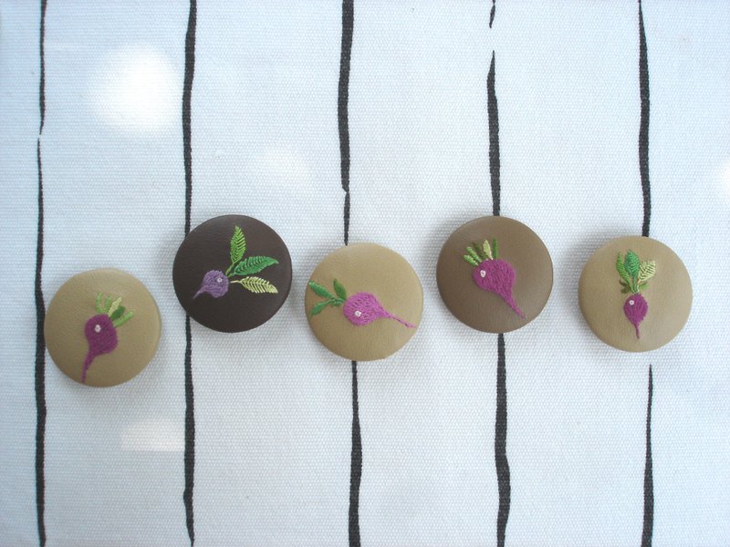 小蘿蔔手工刺繡磁鐵組 - 磁鐵 - 真皮 咖啡色