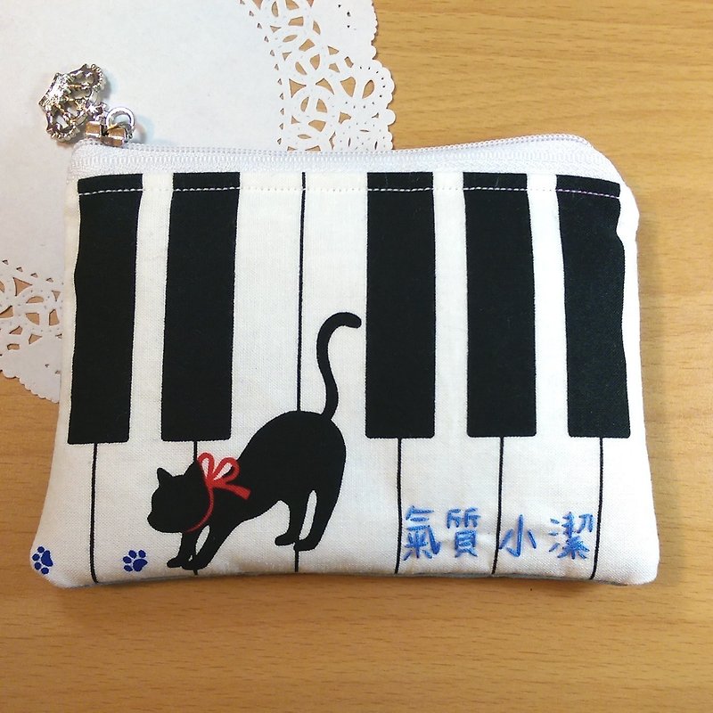 【Piano and Black Cat Coin Purse】 Musical Instrument Notes Five-line Piano Keyboard Japanese Cotton Hand-made Customized "Misi Bear" Graduation Gifts - กระเป๋าใส่เหรียญ - วัสดุอื่นๆ ขาว