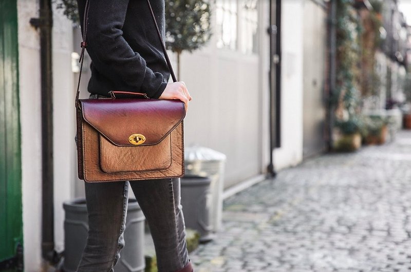 Celia British hand leather briefcase / small bag - กระเป๋าแมสเซนเจอร์ - หนังแท้ สีนำ้ตาล