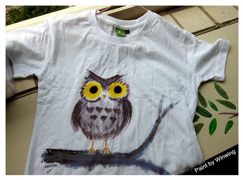 Hand-painted clothing owl brother -Winwing - เสื้อยืดผู้หญิง - ผ้าฝ้าย/ผ้าลินิน 